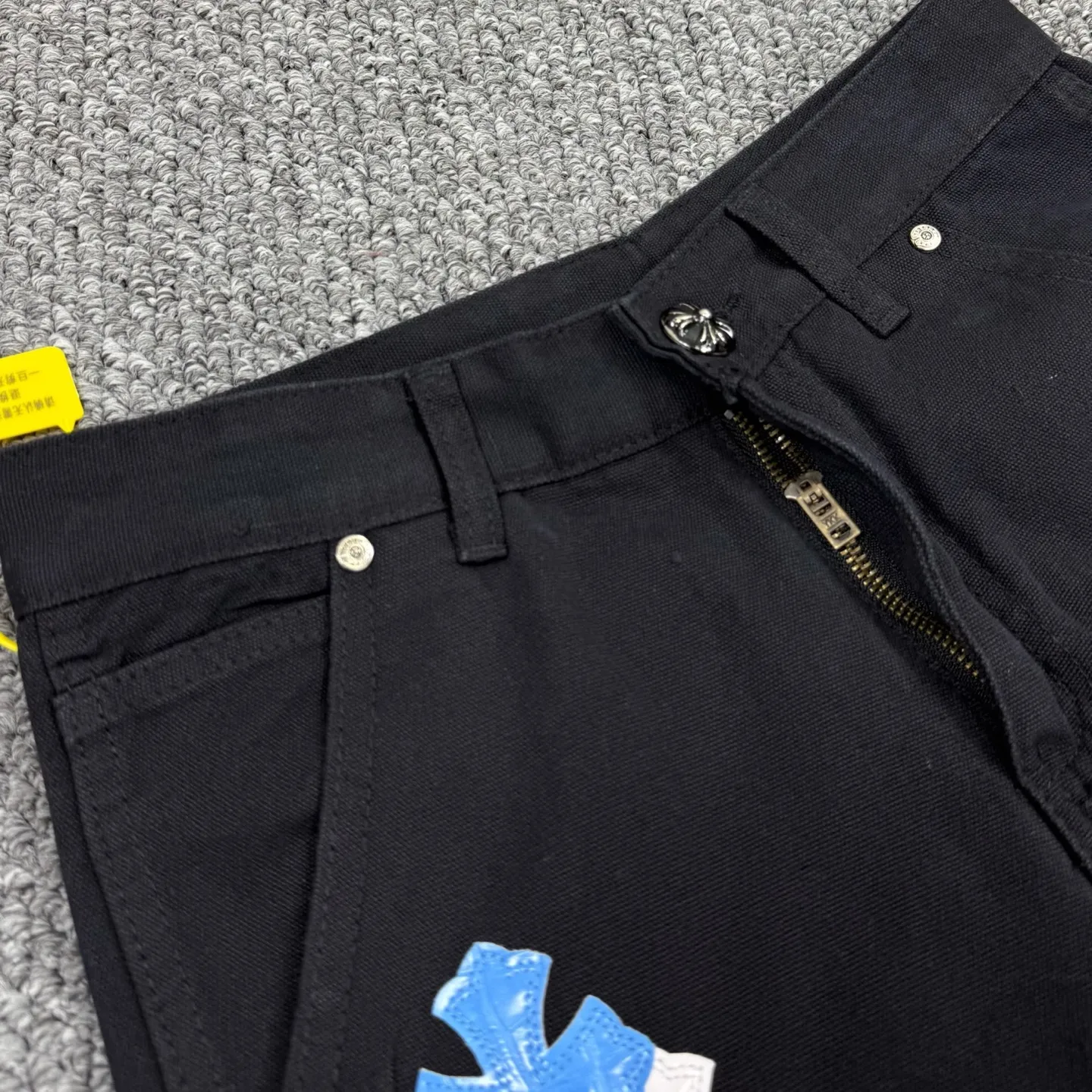 P290 model number: H860 chrome hearts Top Cow King F&F Limited to relatives and friends 1of1 Carhartt base version Jeans Three-dimensional version Loose and comfortable, not picky about body shape Look taller and slimmer Factory Seiko Original quality control Same style for men and women Can be matched with couples Versatile recommendation Must-have jeans for all seasons Hipsters have been disappointed From the quality selection of fabrics, the tailoring of details, and the matching of patterns are impeccable! The upper body is so handsome when worn...it can be easily worn by men, women and children! The craftsmanship is made of heavy-duty washed pure cotton denim fabric. After washing, it is soft and thick and looks very stylish when worn. Size: 28, 30, 32, 34, 36 (S-XXL) Color: black